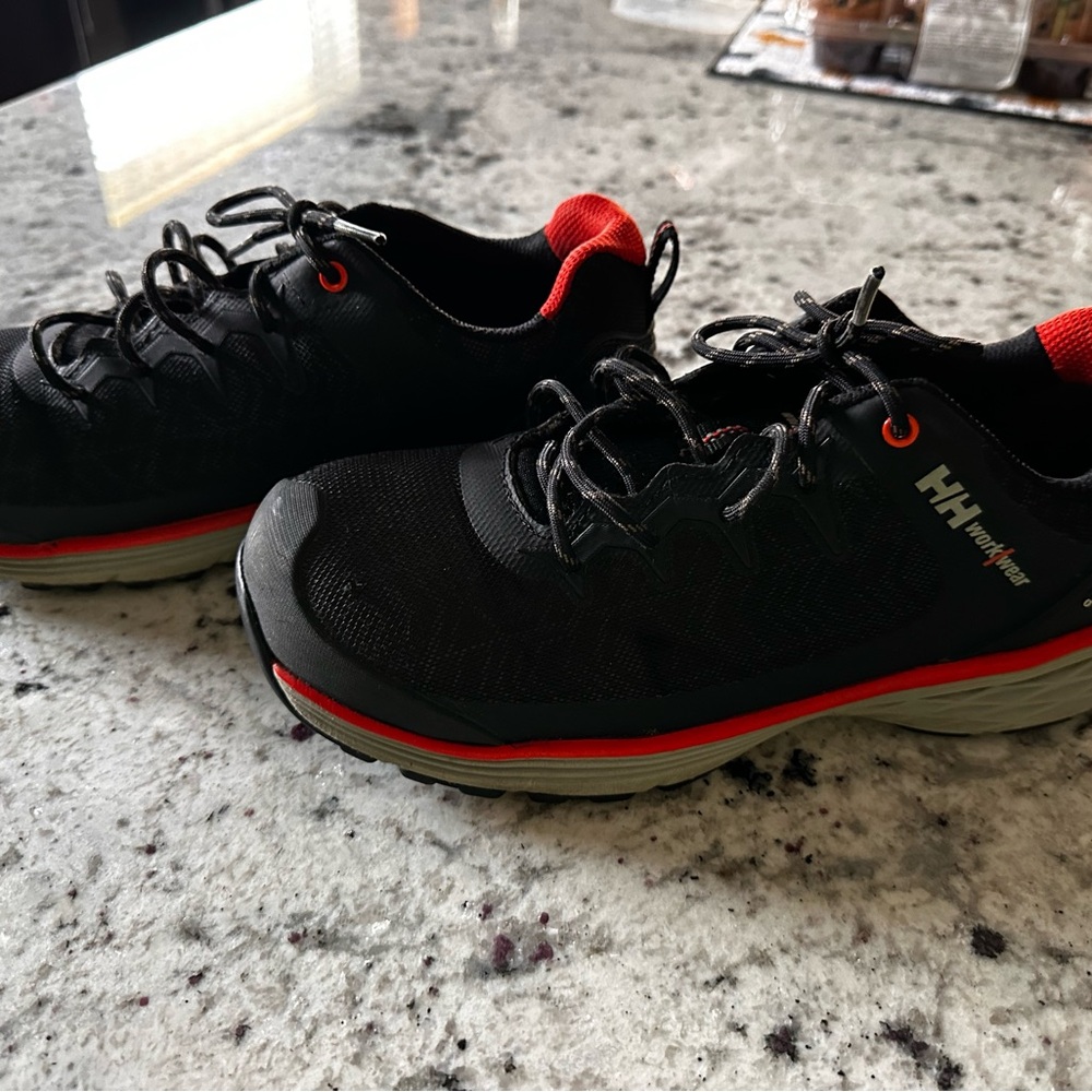Helly Hansen men’s Steele toe shoes. Size 8.5. like new.